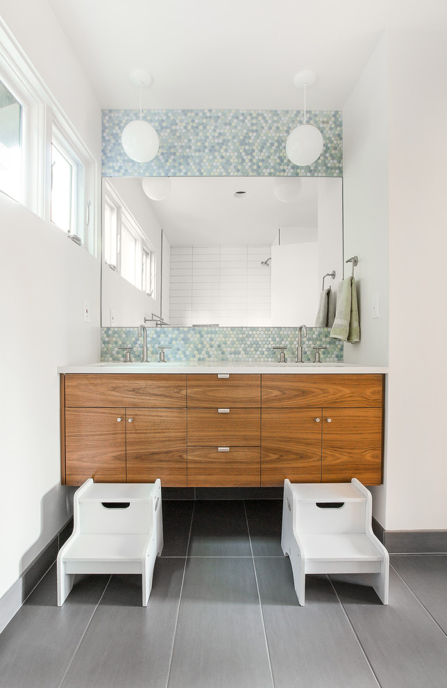 Esempio di una stanza da bagno per bambini contemporanea con ante lisce, ante in legno scuro, pareti bianche e pavimento grigio