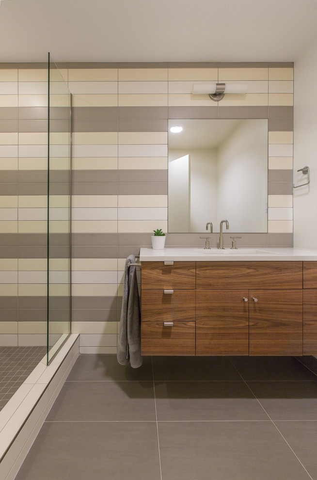 ポートランドにあるコンテンポラリースタイルのおしゃれなバスルーム (浴槽なし) (フラットパネル扉のキャビネット、濃色木目調キャビネット、オープン型シャワー、ベージュのタイル、茶色いタイル、グレーのタイル、白いタイル、マルチカラーの壁、グレーの床) の写真