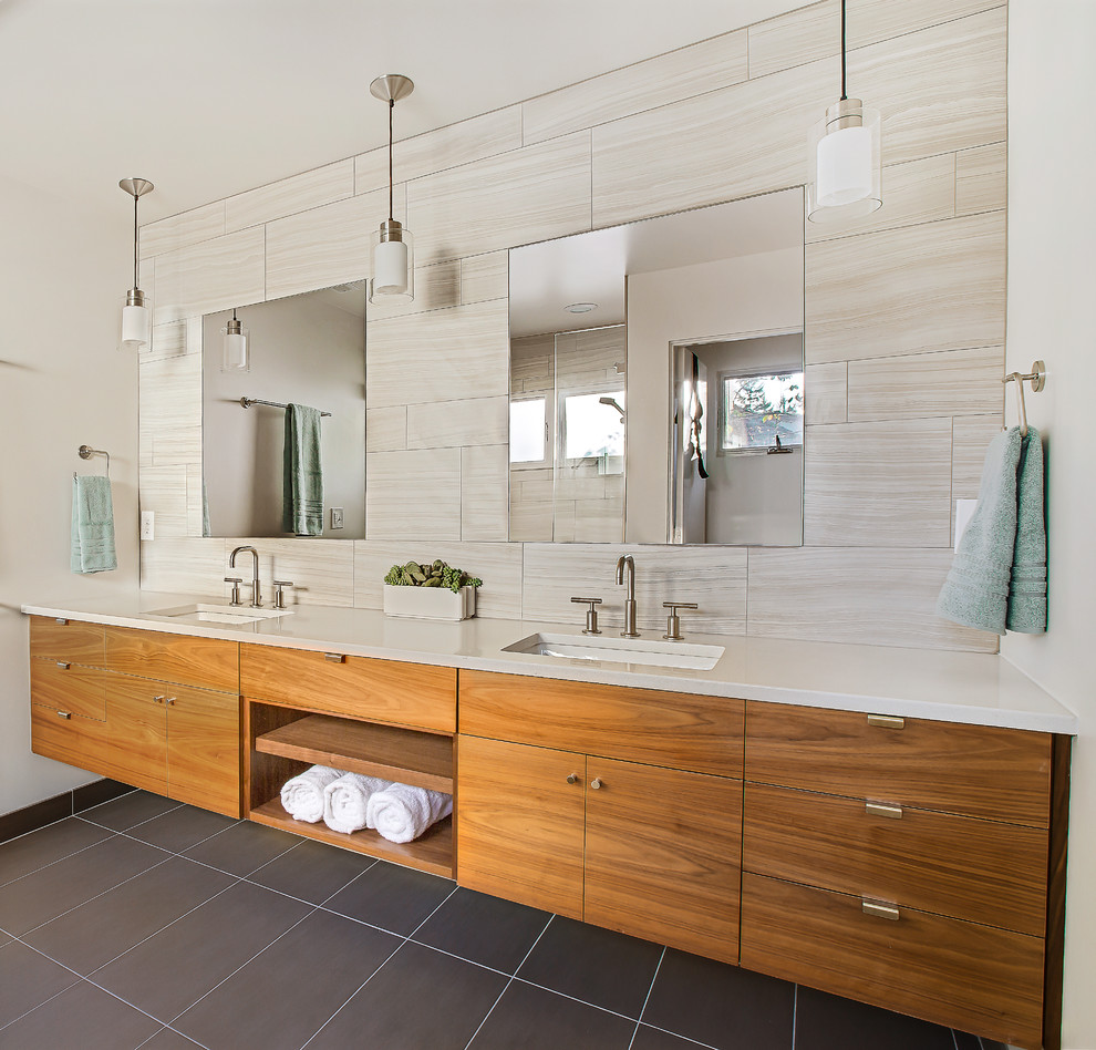 Foto di una stanza da bagno design con ante lisce, ante in legno scuro, pareti beige, lavabo sottopiano e pavimento grigio