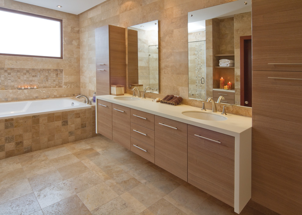 Inspiration för ett stort funkis en-suite badrum, med släta luckor, skåp i ljust trä, ett platsbyggt badkar, beige väggar, travertin golv, ett undermonterad handfat och bänkskiva i kvarts
