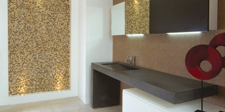 Exempel på ett mellanstort modernt badrum med dusch, med öppna hyllor, vita väggar, travertin golv och ett integrerad handfat