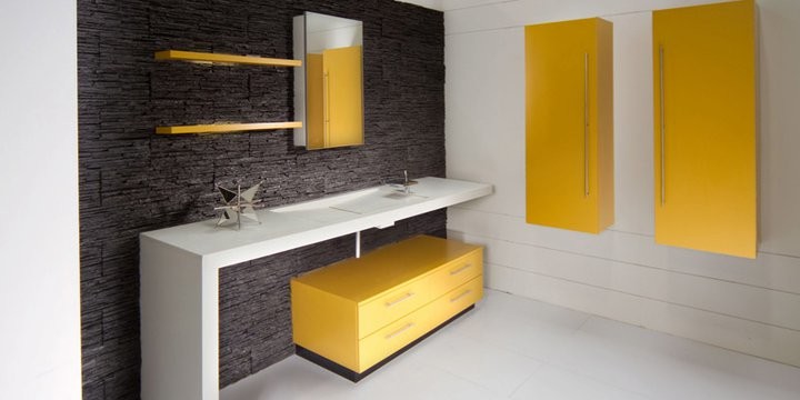 Cette image montre une salle de bain principale design de taille moyenne avec un placard à porte plane, des portes de placard jaunes, un mur blanc, un sol en carrelage de porcelaine, un lavabo intégré et un plan de toilette en surface solide.