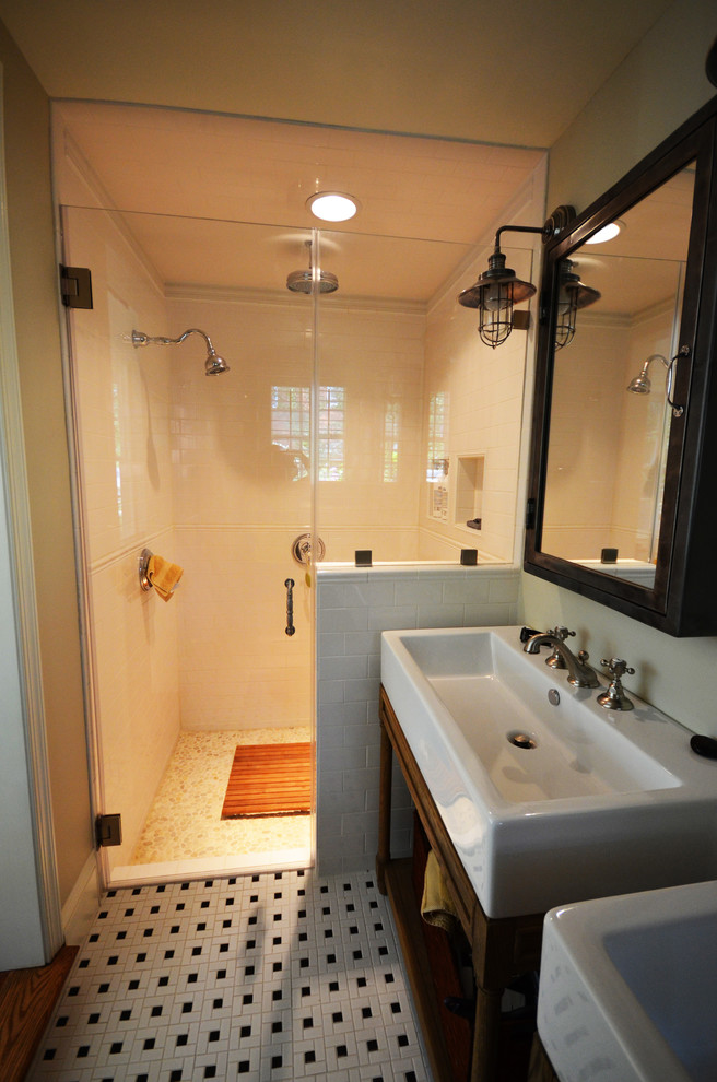 Cette photo montre une salle de bain tendance en bois foncé de taille moyenne avec un placard sans porte, un carrelage blanc, un carrelage métro, un mur beige, un sol en carrelage de porcelaine, un lavabo posé, un sol multicolore et une cabine de douche à porte battante.