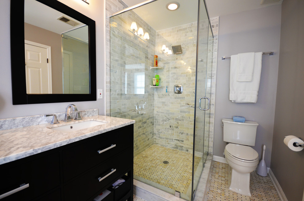 Inspiration för mellanstora moderna badrum med dusch, med släta luckor, svarta skåp, en hörndusch, en toalettstol med separat cisternkåpa, beige kakel, vit kakel, marmorkakel, grå väggar, marmorgolv, ett undermonterad handfat, marmorbänkskiva, beiget golv och dusch med gångjärnsdörr