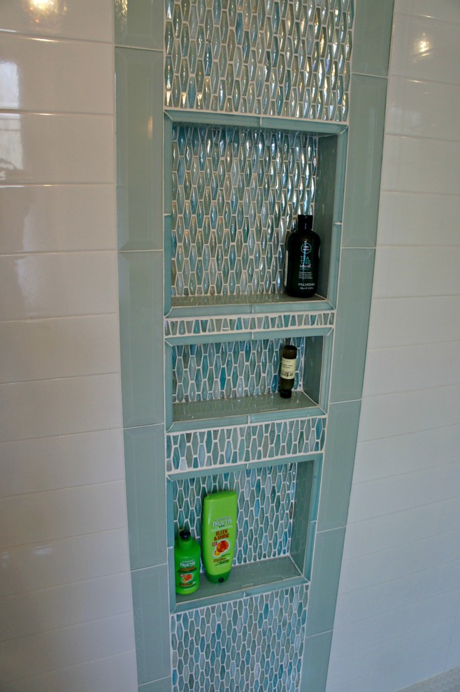 Cette image montre une salle de bain avec un placard avec porte à panneau encastré, des portes de placard grises, des plaques de verre, un mur gris, un sol en carrelage de céramique, un lavabo encastré et un plan de toilette en quartz modifié.