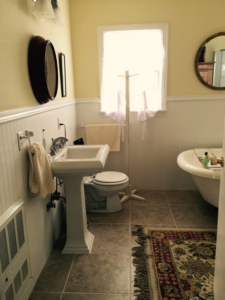 Стильный дизайн: главная ванная комната среднего размера в викторианском стиле с ванной на ножках, желтыми стенами, полом из керамической плитки, душем над ванной, серой плиткой, раковиной с пьедесталом, бежевым полом и открытым душем - последний тренд