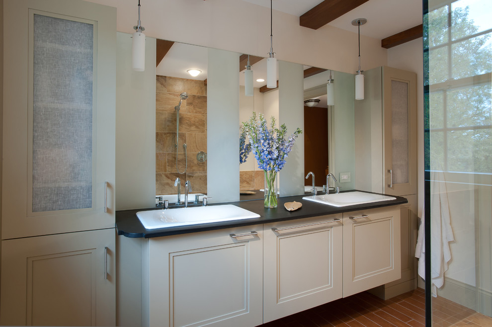 Aménagement d'une salle de bain classique avec un lavabo posé, un placard avec porte à panneau encastré, des portes de placard beiges et une douche d'angle.