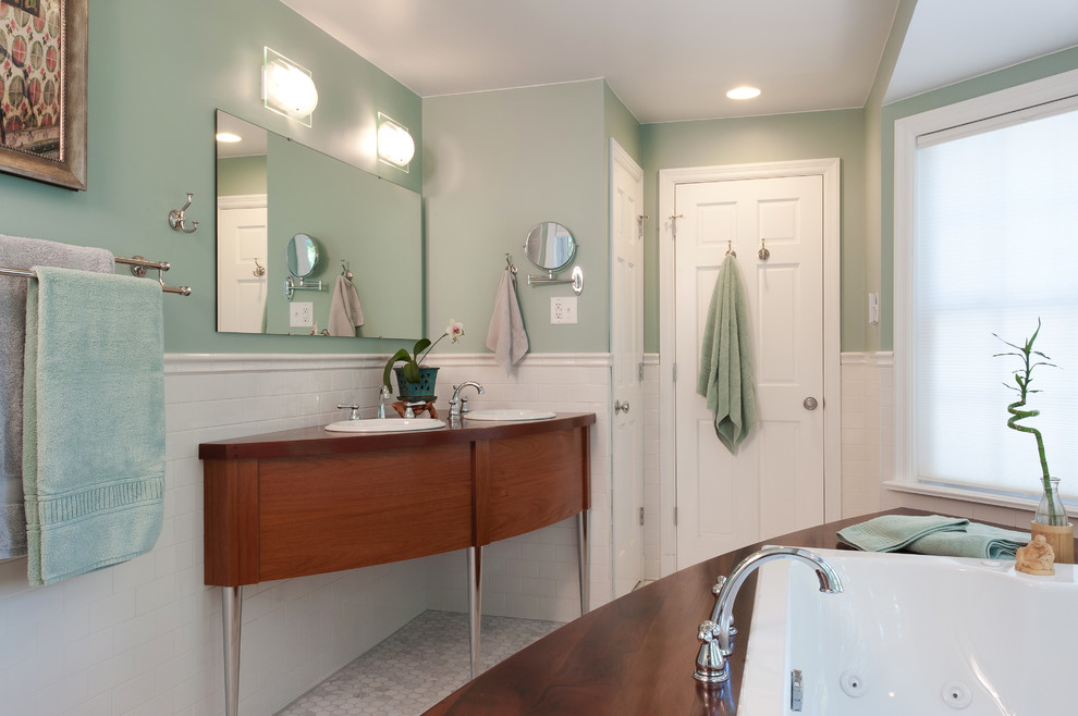 セントルイスにあるコンテンポラリースタイルのおしゃれな浴室 (オーバーカウンターシンク、中間色木目調キャビネット、白いタイル、サブウェイタイル) の写真