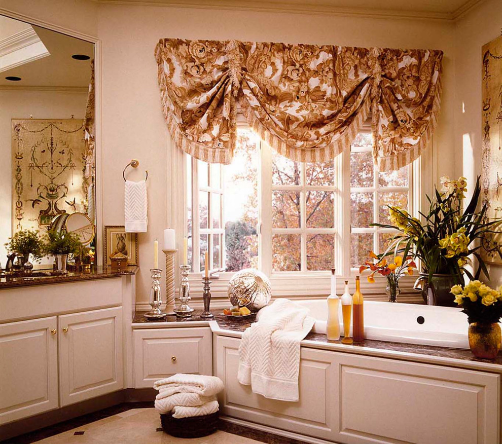 Idéer för vintage brunt en-suite badrum, med ett platsbyggt badkar och marmorbänkskiva