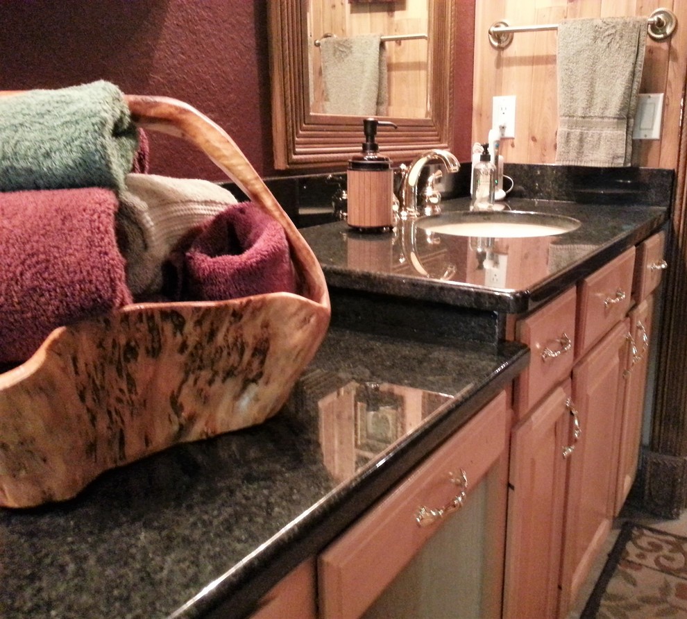 Kleines Klassisches Badezimmer En Suite mit profilierten Schrankfronten, hellen Holzschränken, Unterbauwaschbecken und Granit-Waschbecken/Waschtisch in Tampa