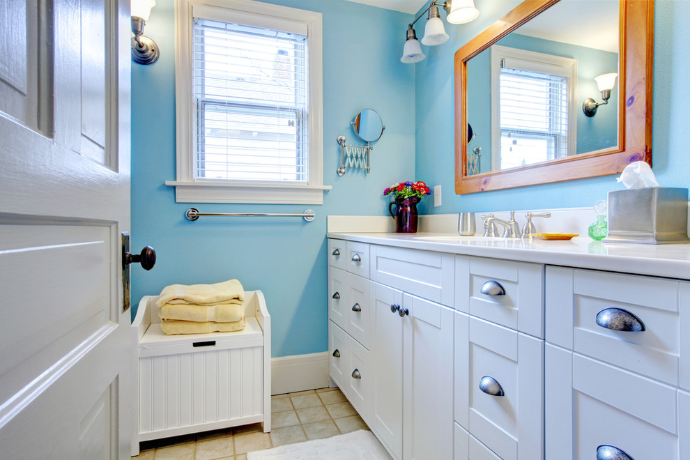 Example of a classic bathroom design in Tampa