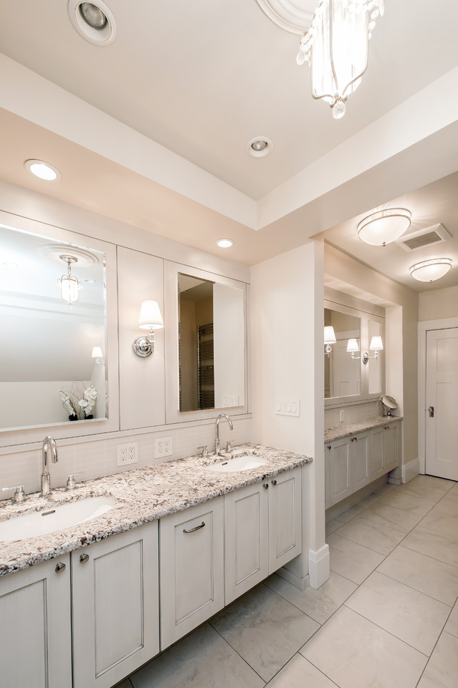 Esempio di una grande stanza da bagno padronale tradizionale con lavabo sottopiano, ante in stile shaker, ante beige, top in granito, vasca da incasso, piastrelle beige, piastrelle in ceramica, pareti beige e pavimento con piastrelle in ceramica