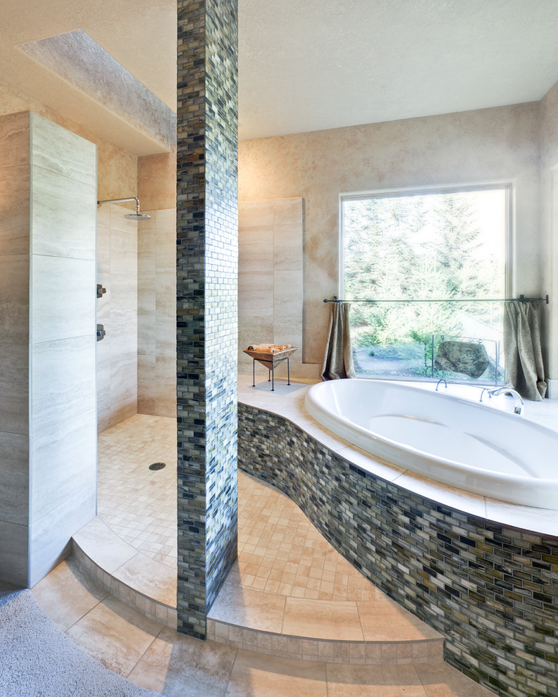 На фото: ванная комната в современном стиле с открытым душем и открытым душем с