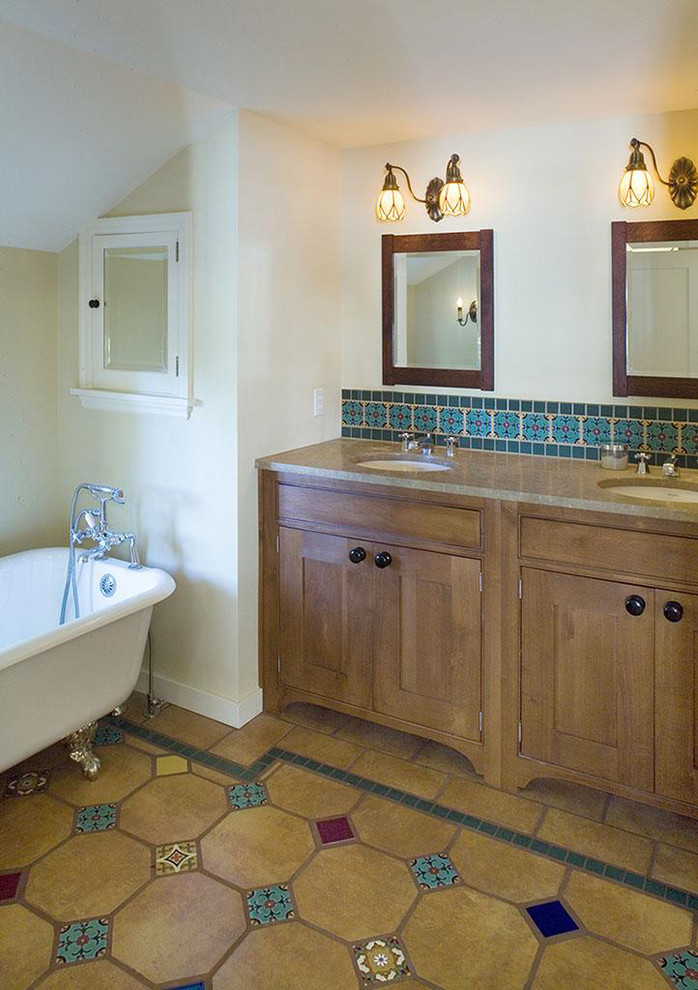 На фото: ванная комната: освещение в стиле рустика с ванной на ножках