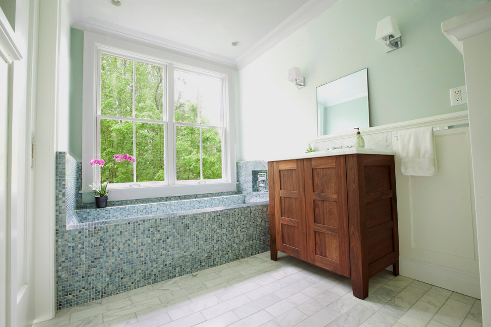 Idées déco pour une salle de bain contemporaine avec un plan de toilette en marbre, mosaïque et un carrelage bleu.