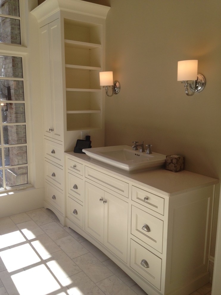 Пример оригинального дизайна: главная ванная комната среднего размера в стиле неоклассика (современная классика) с белыми фасадами