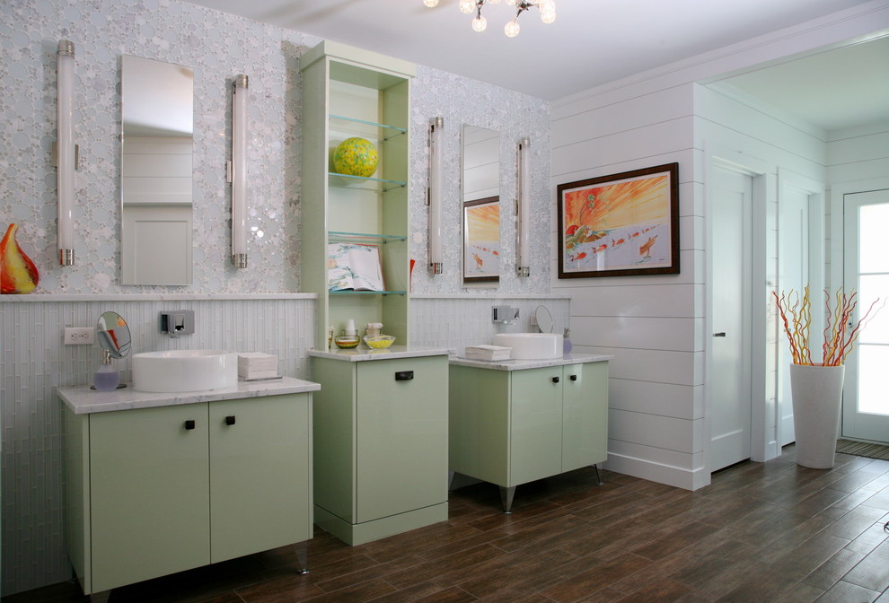 Bild på ett funkis badrum, med ett fristående handfat och gröna skåp