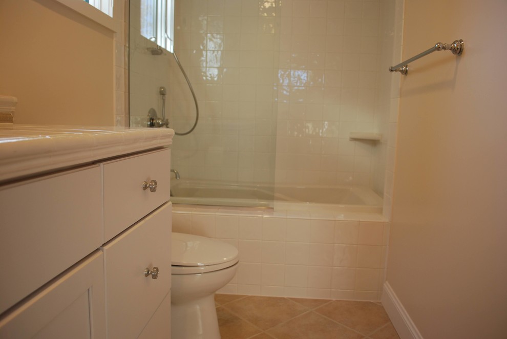 Inspiration för ett litet vintage badrum med dusch, med släta luckor, vita skåp, ett platsbyggt badkar, en dusch/badkar-kombination, stenkakel, vita väggar, klinkergolv i keramik, ett nedsänkt handfat, beiget golv och med dusch som är öppen