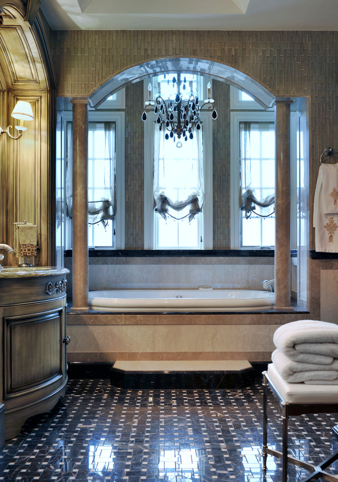 Exempel på ett mellanstort en-suite badrum, med luckor med upphöjd panel, gröna skåp och bänkskiva i onyx