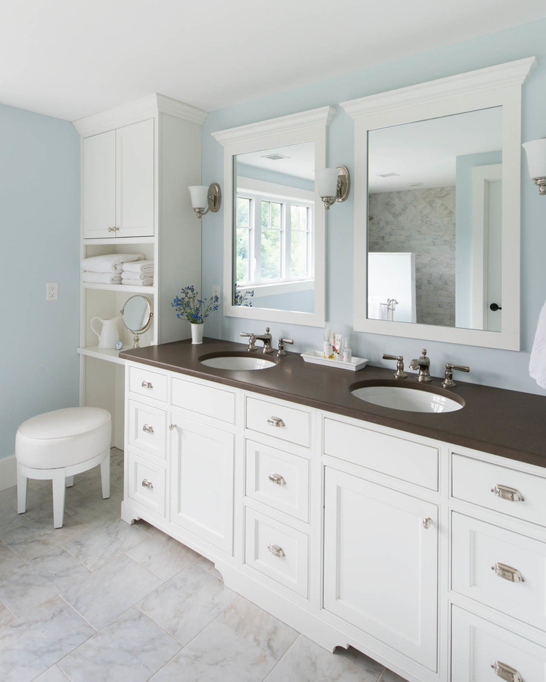 Idee per una stanza da bagno classica con ante con riquadro incassato, ante bianche, pareti blu e lavabo sottopiano