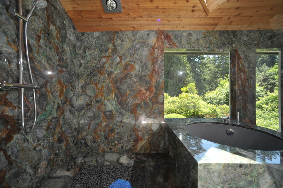 Imagen de cuarto de baño principal ecléctico extra grande con bañera japonesa, ducha abierta y suelo de baldosas tipo guijarro