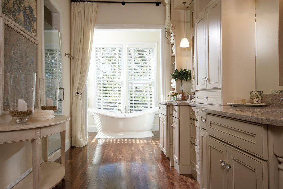 Inspiration för ett vintage badrum, med ett undermonterad handfat, luckor med infälld panel, beige skåp, granitbänkskiva, ett fristående badkar, en dusch i en alkov, beige väggar och mellanmörkt trägolv