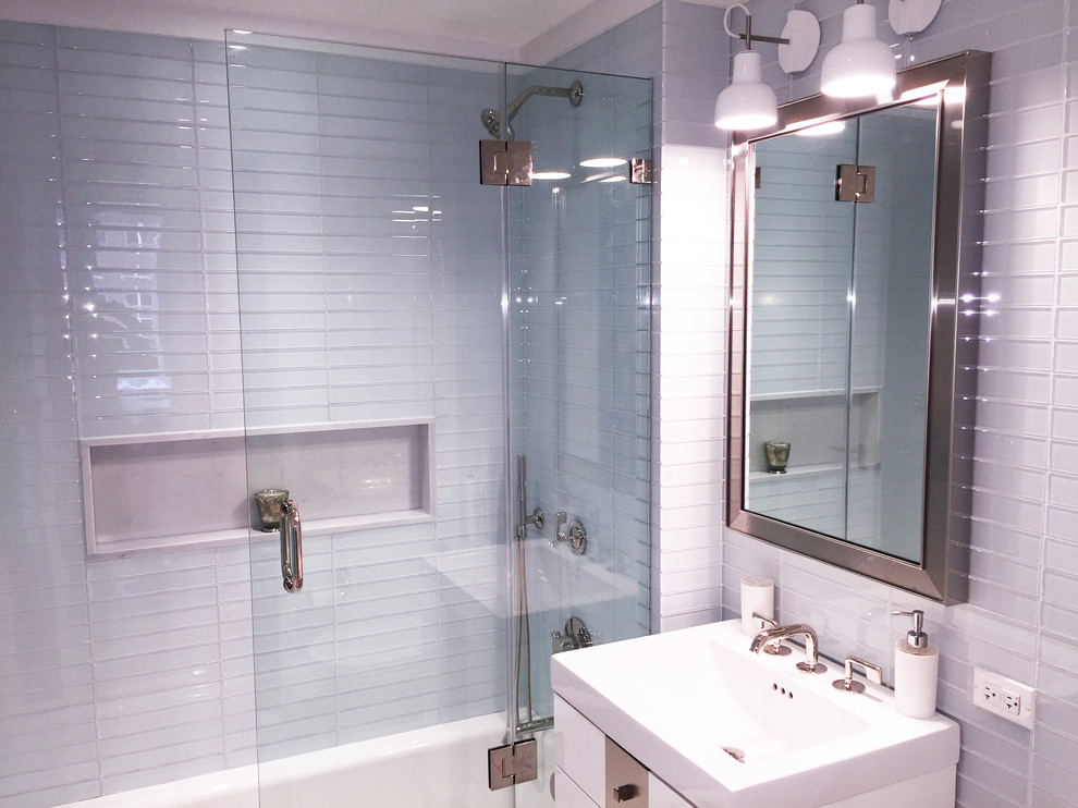 Пример оригинального дизайна: маленькая главная ванная комната с стеклянными фасадами, белыми фасадами, ванной в нише, зеленой плиткой, стеклянной плиткой и столешницей из искусственного камня для на участке и в саду