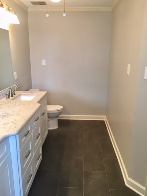Idéer för att renovera ett mellanstort vintage en-suite badrum, med skåp i shakerstil, vita skåp, ett hörnbadkar, en dusch/badkar-kombination, en toalettstol med separat cisternkåpa, grå kakel, porslinskakel, grå väggar, klinkergolv i porslin, ett undermonterad handfat, bänkskiva i kvarts, grått golv och dusch med gångjärnsdörr