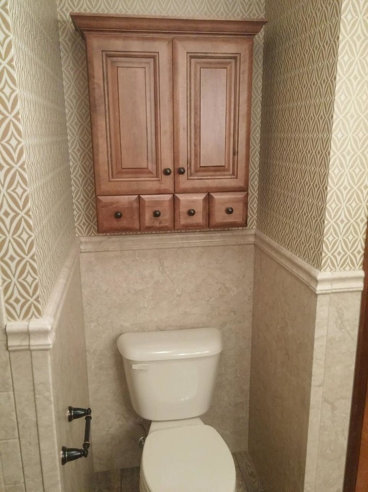 Cette photo montre un WC et toilettes chic en bois brun avec un placard avec porte à panneau surélevé et WC séparés.