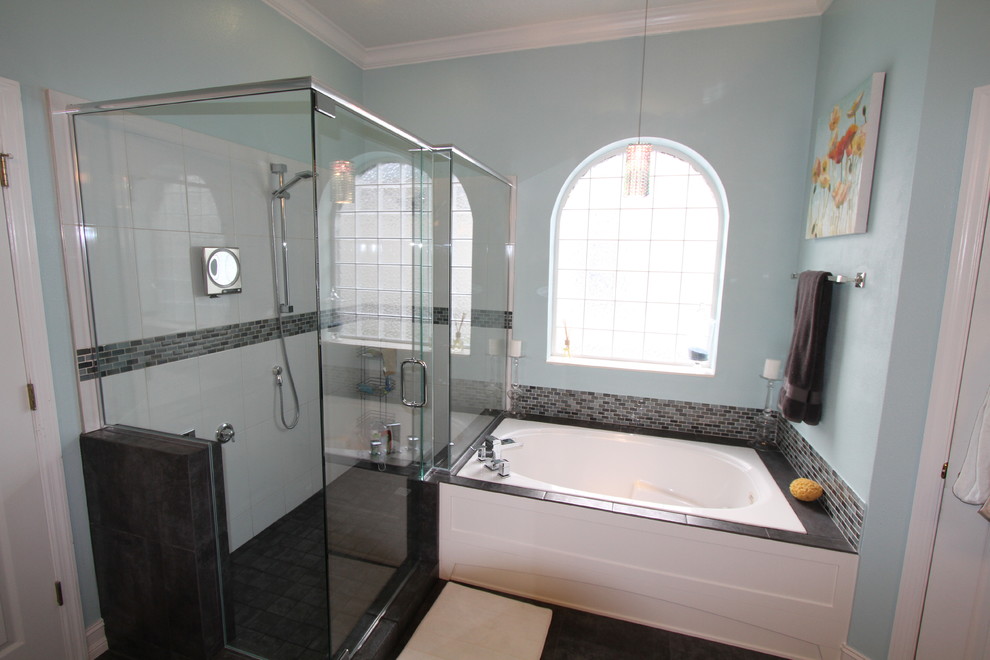 Inspiration för klassiska en-suite badrum, med ett platsbyggt badkar, en hörndusch, grå kakel, porslinskakel och klinkergolv i porslin
