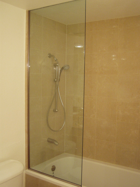 Bathtub and shower with glass splash guard - Contemporáneo - Cuarto de ...