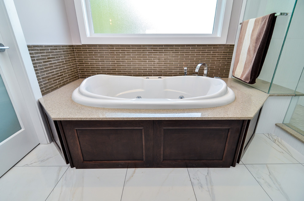 Ispirazione per una piccola stanza da bagno padronale design con ante in stile shaker, ante in legno bruno, vasca da incasso, piastrelle marroni e pareti bianche