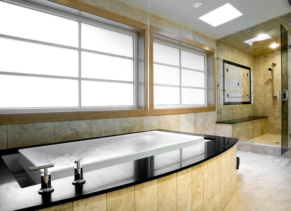 Ispirazione per una stanza da bagno design con doccia ad angolo e piastrelle beige