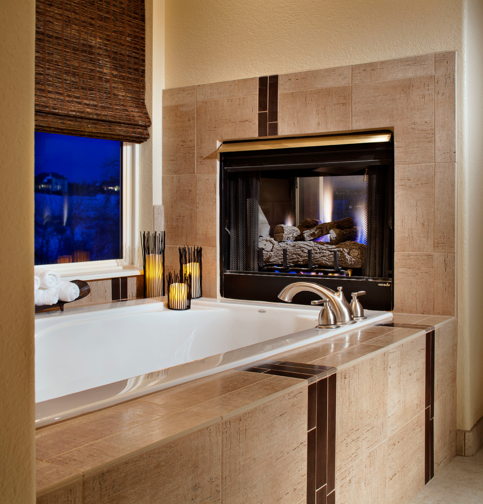 Immagine di una grande stanza da bagno padronale design con vasca da incasso, piastrelle beige, piastrelle in gres porcellanato, pareti beige e pavimento beige