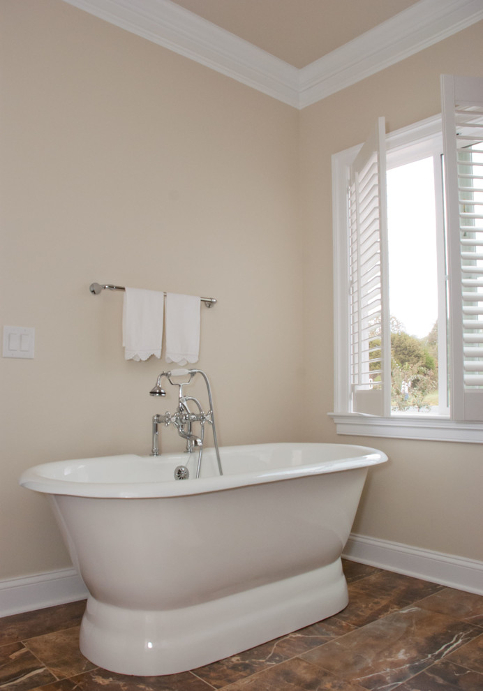 Exempel på ett mellanstort lantligt en-suite badrum, med ett fristående badkar, flerfärgad kakel, keramikplattor, beige väggar och klinkergolv i keramik