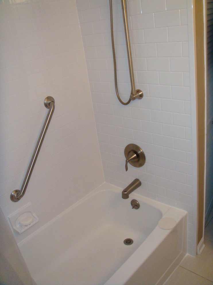Пример оригинального дизайна: ванная комната среднего размера в классическом стиле