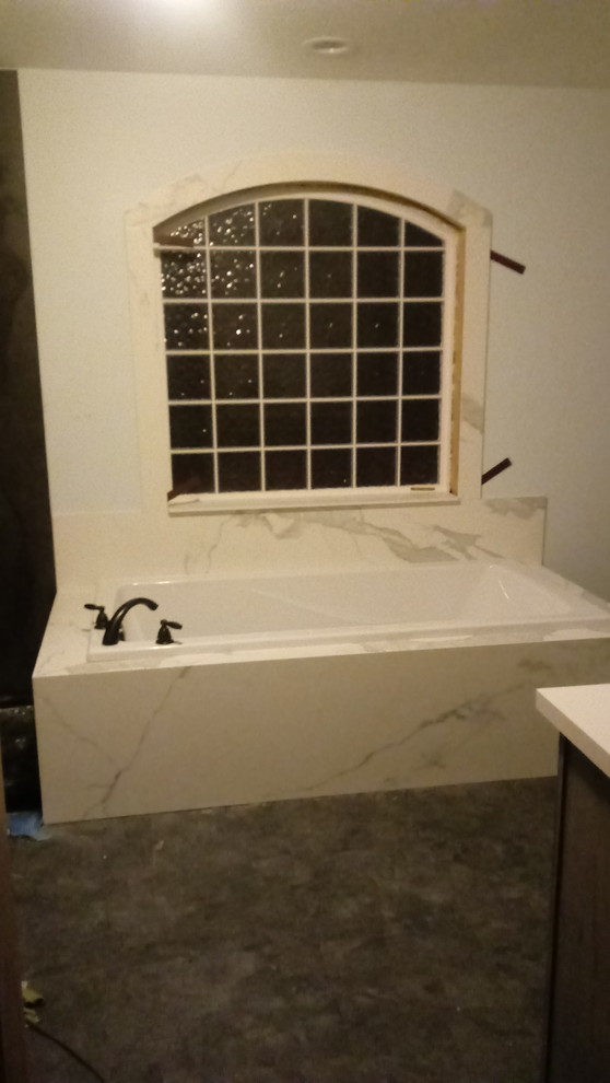 На фото: главная ванная комната среднего размера в современном стиле с накладной ванной, белой плиткой, керамогранитной плиткой, полом из винила, столешницей из плитки и черным полом с