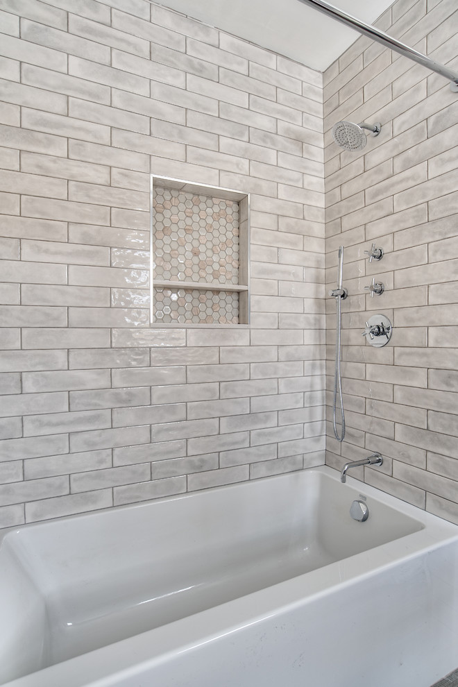 Свежая идея для дизайна: ванная комната среднего размера в стиле модернизм с фасадами с декоративным кантом, накладной ванной, душем над ванной, унитазом-моноблоком, серой плиткой, керамической плиткой, фиолетовыми стенами, врезной раковиной, серым полом, шторкой для ванной и душевой кабиной - отличное фото интерьера