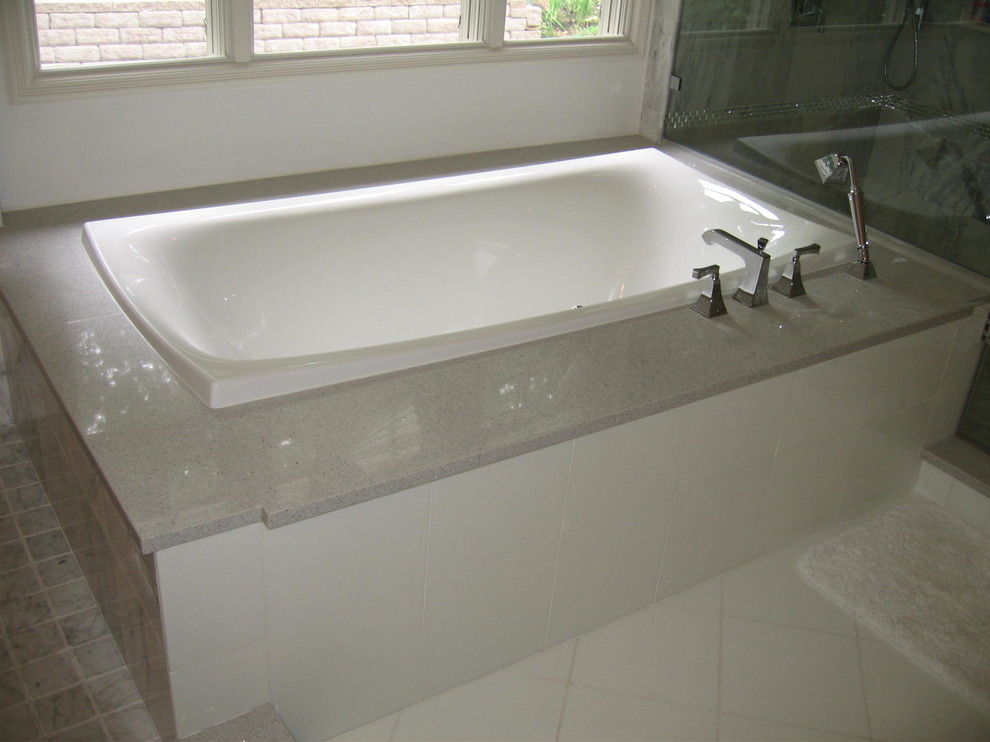 Cette photo montre une salle de bain principale tendance de taille moyenne avec une baignoire posée, une douche d'angle, un mur blanc et un sol en carrelage de céramique.