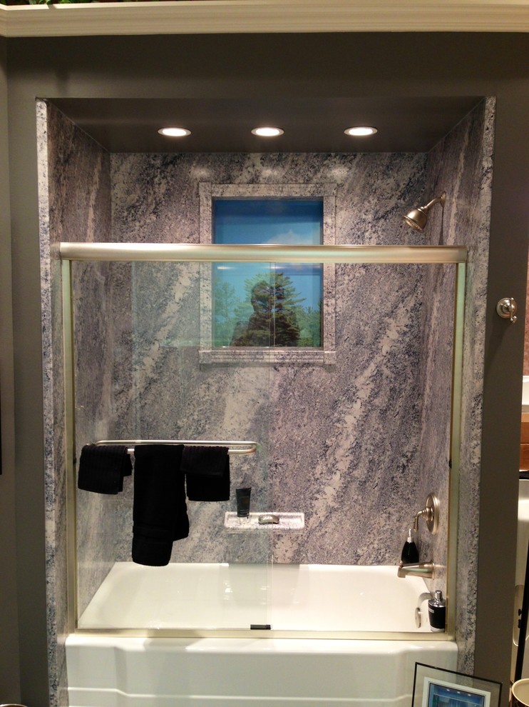 Ispirazione per una stanza da bagno classica di medie dimensioni con vasca ad alcova, vasca/doccia, piastrelle marroni, lastra di pietra e porta doccia scorrevole