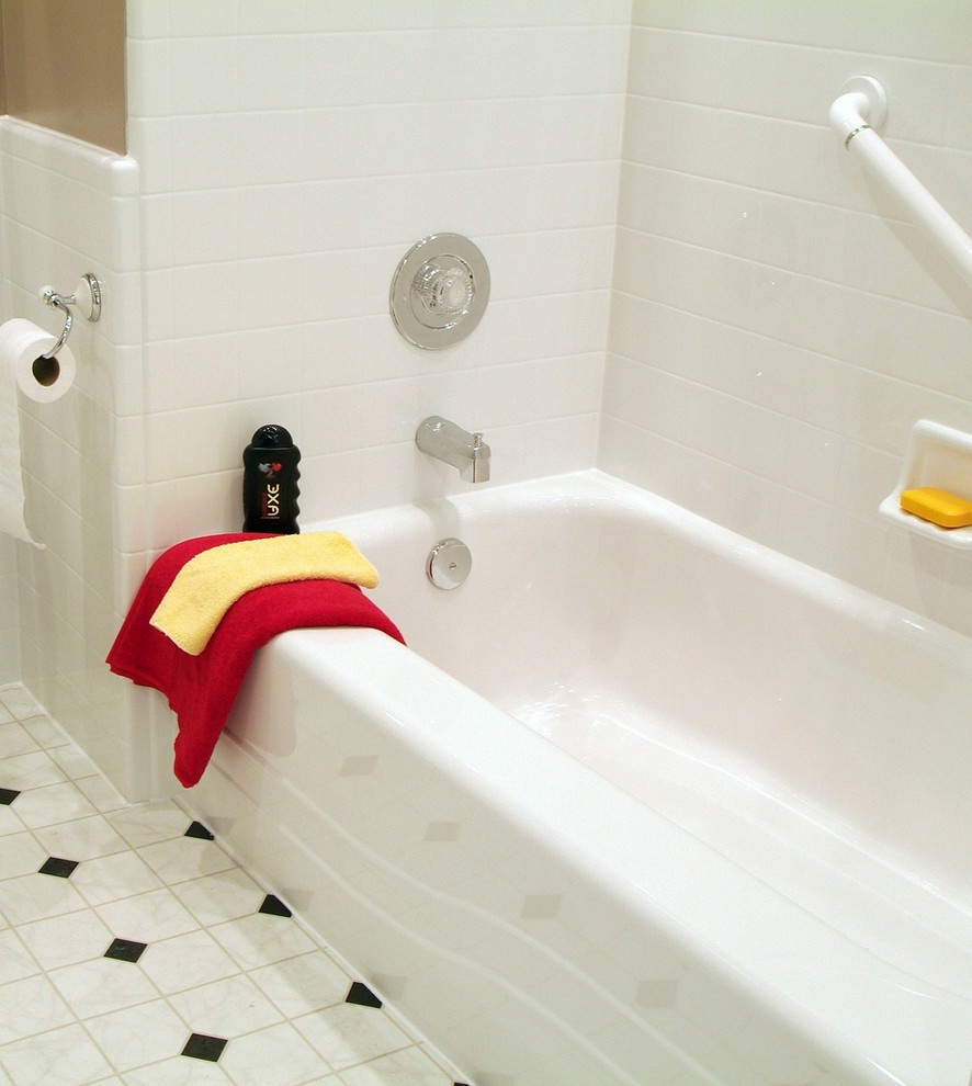 Immagine di una stanza da bagno tradizionale con vasca ad alcova, vasca/doccia e pareti marroni
