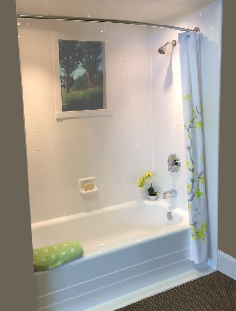 Réalisation d'une salle de bain tradition avec une baignoire en alcôve, un combiné douche/baignoire et un mur gris.