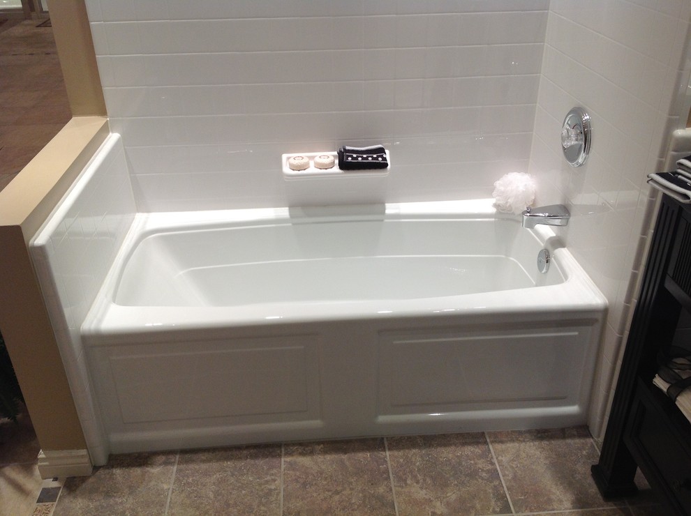 Inspiration för klassiska badrum, med ett badkar i en alkov, en dusch/badkar-kombination, vit kakel, tunnelbanekakel och klinkergolv i keramik