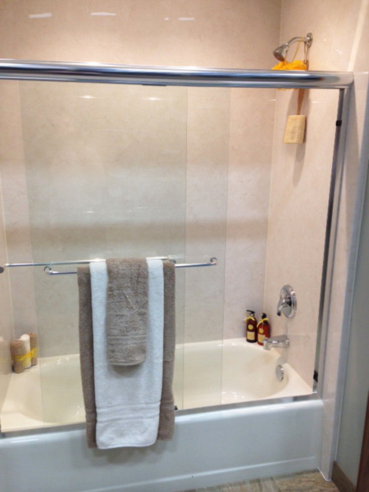 Inredning av ett klassiskt badrum, med ett badkar i en alkov, en dusch/badkar-kombination och klinkergolv i keramik