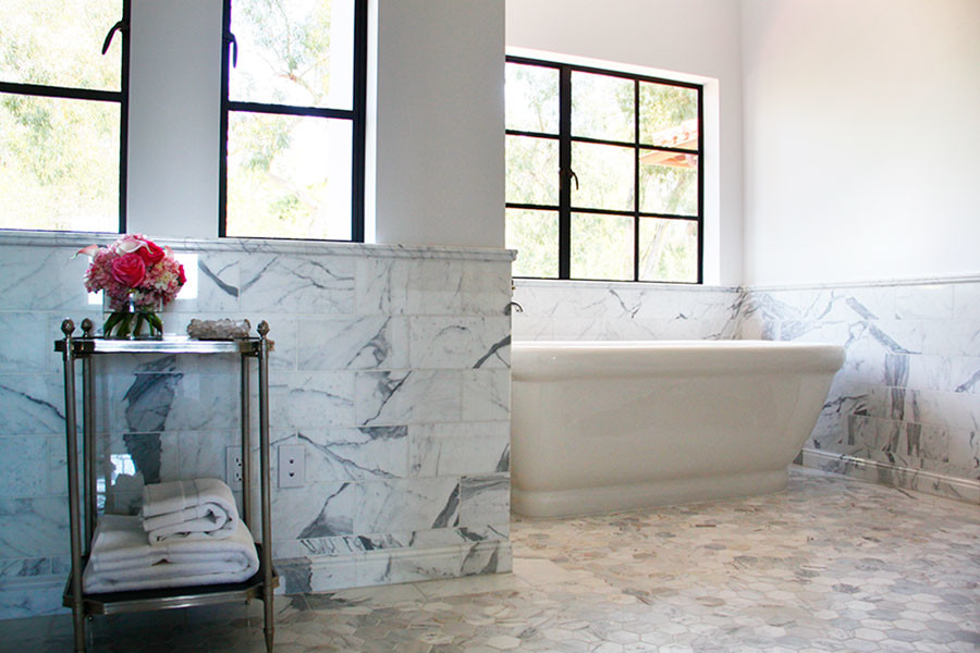 Foto de cuarto de baño principal clásico renovado grande con ducha esquinera, baldosas y/o azulejos blancos, baldosas y/o azulejos de mármol, paredes blancas, suelo de mármol, suelo blanco y ducha abierta