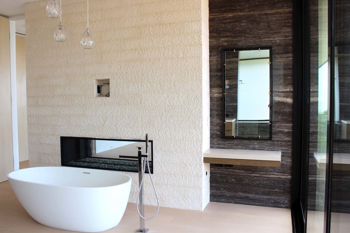 Идея дизайна: главная ванная комната в стиле модернизм с плоскими фасадами, коричневыми фасадами, отдельно стоящей ванной, коричневыми стенами, полом из цементной плитки, столешницей из ламината и бежевым полом