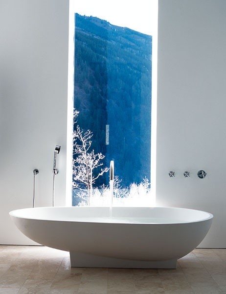 Inspiration för moderna en-suite badrum, med ett fristående badkar och med dusch som är öppen