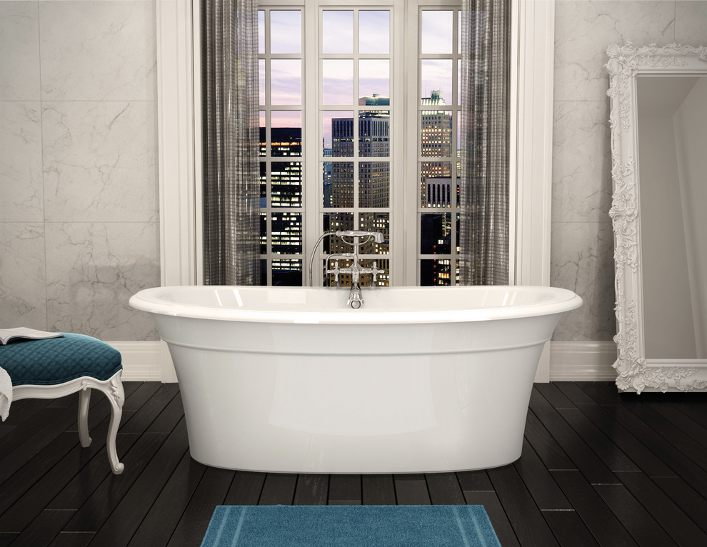 Klassisches Badezimmer mit freistehender Badewanne, grauer Wandfarbe und dunklem Holzboden in Montreal