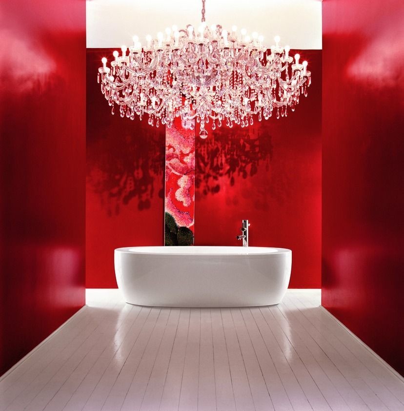 Esempio di una stanza da bagno padronale minimal con vasca freestanding e pareti rosse