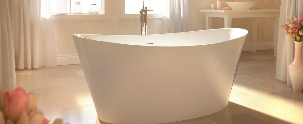 Foto de cuarto de baño principal actual con lavabo sobreencimera, bañera exenta, baldosas y/o azulejos beige y paredes beige